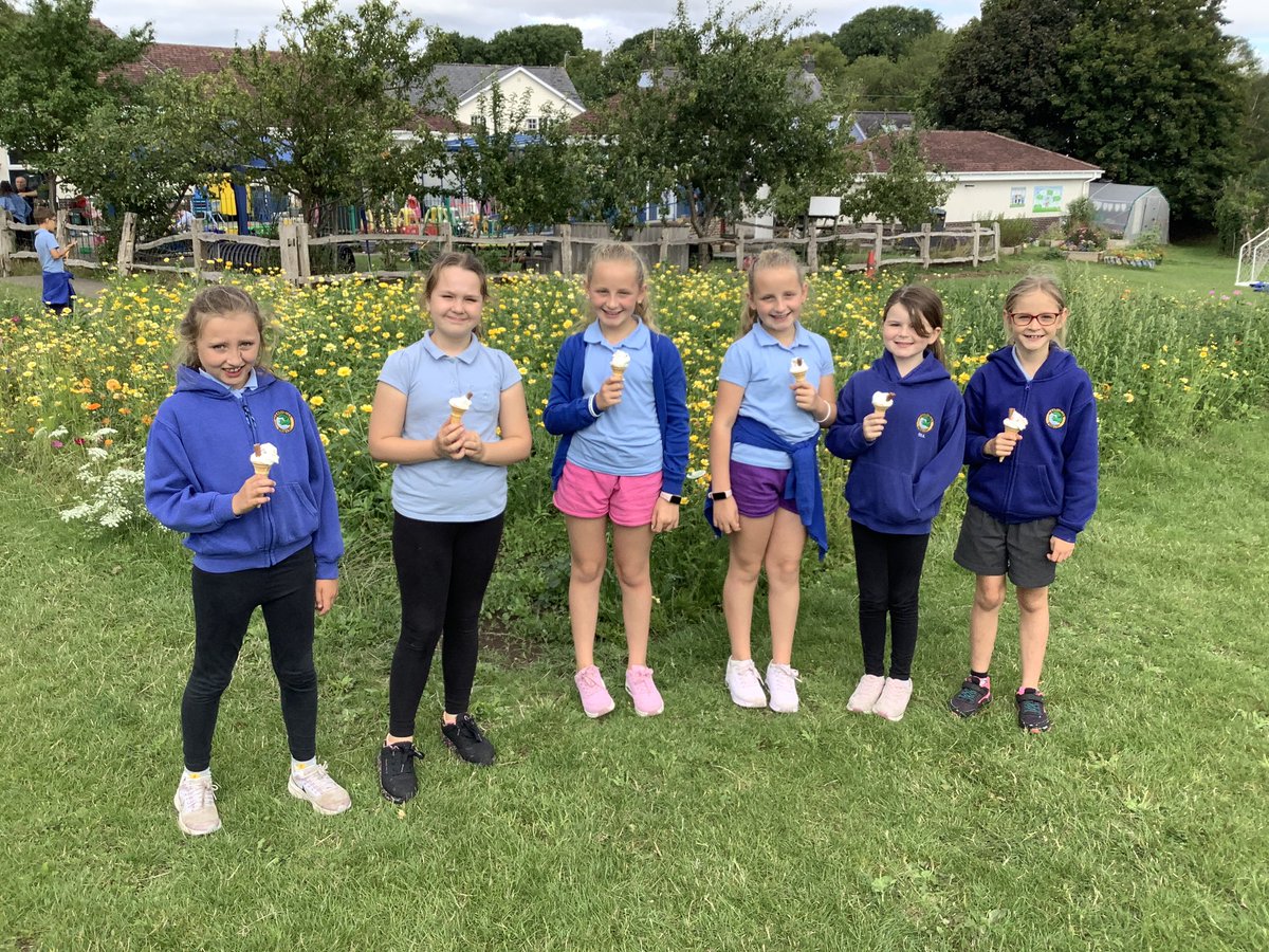 llanrhidianp's tweet photo. #LlanPryCop #LlanFun Enjoying a summer treat from Cllr Richard Lewis 👍🏽👏🏼 diolch from all the children 🍦 https://t.co/oYDwSdkXBx