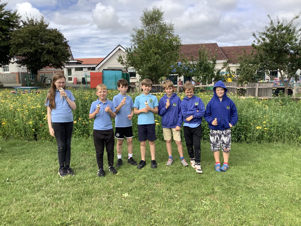 llanrhidianp's tweet photo. #LlanPryCop #LlanFun Enjoying a summer treat from Cllr Richard Lewis 👍🏽👏🏼 diolch from all the children 🍦 https://t.co/oYDwSdkXBx