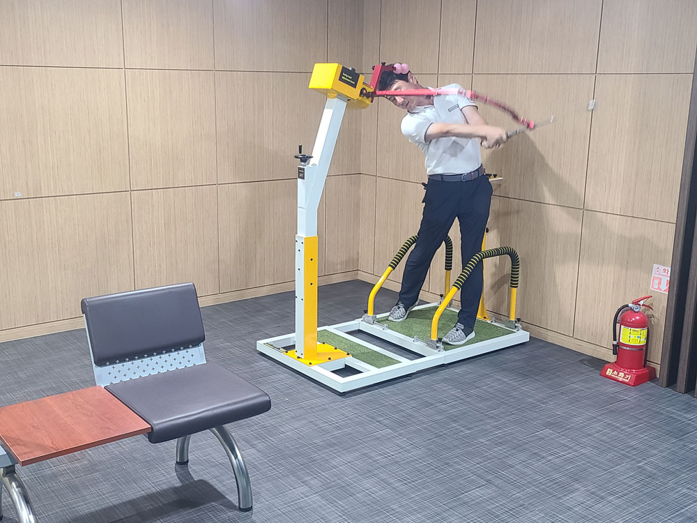 Proswing_Inc's tweet image. 평택 동문굿모닝힐4단지 입주민들의 골프연습장에 #퍼펙트스윙머신 설치하여 혼자서도 자세와 궤도를 연습 할수 있게 하였습니다.
proswing.kr
고객센터: 1899-6637
#골프스윙머신 전문제조 (주)프로스윙
#골프스윙연습장비 #골프자세연습기구 #골프궤도연습기구 #골프스윙레슨기계