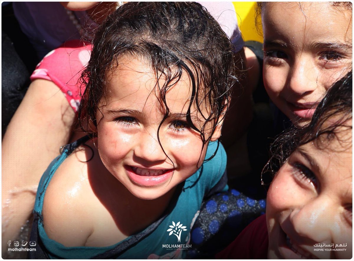 molhamteam's tweet photo. منعتذر للأهالي على رجعة أطفالهم مبلّلين كلهم بالمي 🫣 بس هي هيك حملة شوب.. ما بتطلع من مخيم إلا والفرحة على وجه كل أطفاله!

صور من تنفيذ الحملة بأحد مخيمات دارة عزة، أثناء تسليم العوائل مواد التبريد.

#شوب3
#Heat3 https://t.co/zdiWJgtaTU