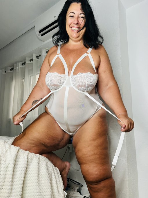 Do you like me in white? 😍 https://t.co/LXWYFj4ZXv