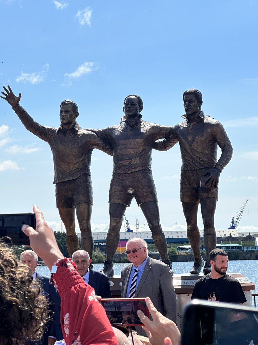 taff_Helen's tweet photo. Wow!!! Amazing to be at the unveiling of the amazing sculpture of Gus Risman, Billy Boston MBE and Clive Sullivan MBE … #OneTeamOneRace … amazing to commemorate their legacy … their story will inspire the next generation … #IfYouCanSeeItYouCanBeIt ❤️❤️ https://t.co/NfAQDWJLld