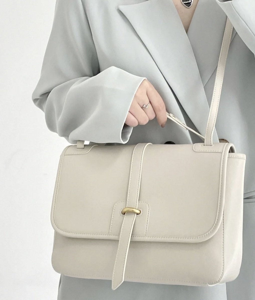 cherrypop012's tweet image. เจอสักที;-; กระเป๋าจุของที่ดูดีมีสไตล์มาก เรียบหรูดูแพง ใส่ ipad / macbook ได้หมด แถมมีที่เหลือให้ใส่ของได้อีกเยอะ ที่สำคัญสะพายได้ 5 แบบ จุใจเว่อ ตอนนี้ sale 70% เหลือแค่หลักร้อยเอง ᐡ•͈ ·̭ •͈ᐡ🤍