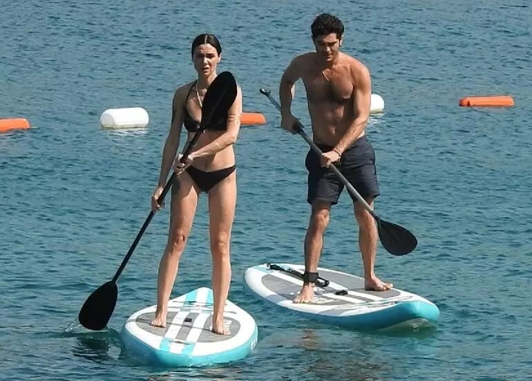 NivariaPhoenix's tweet photo. Yo tambiรฉn estoy navegando en este barquito (o tablita) junto a ellos ๐
#BirceAkalay #Burbir https://t.co/ifQaWviG7w
