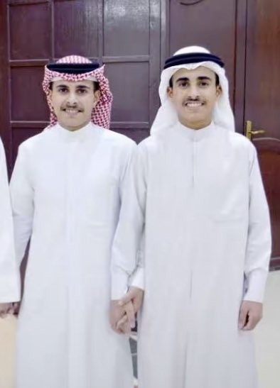 ياخوي فداك العمر واللي تبيه يصير
انا المحزم اللي بدون وجهك يخربها
أبي تهبد الدنيا بكفك هباد العبير
و فنجالها مشروب من قبل تشربها 
وكبار المشاكل مالها عندنا تقدير 
نمغط لحآها قبل نحلق شو اربه