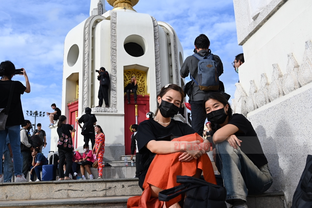 นักแสดง-ยูทูปเบอร์ชื่อดัง #ก้อยอรัชพร และ #นัตตี้นันทนัท  เดินทางมาร่วมกิจกรรมบริเวณอนุสาวรีย์ประชาธิปไตย หลังศาลรัฐธรรมนูญมีคำสั่งให้นายพิธา ลิ้มเจริญรัตน์ หยุดปฏิบัติหน้าที่ส.ส. และสภาฯ ลงมติชี้เป็นญัตติซ้ำ ทำให้ไม่สามารถโหวตนายพิธาเป็นนายกรัฐมนตรี รอบ 2 ได้

#โหวตนายกรอบ2