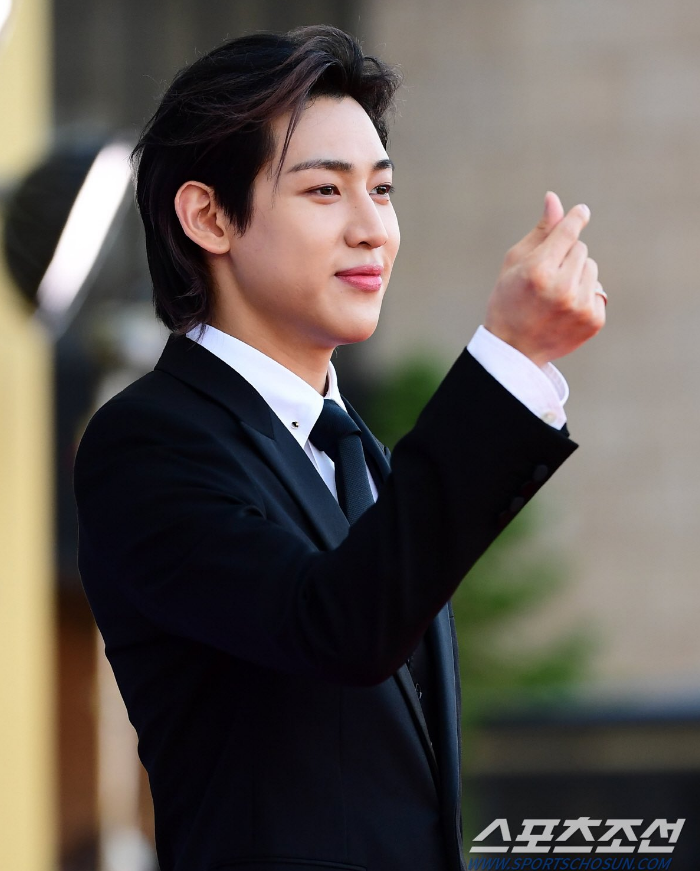 AboutMusicYT's tweet photo. GOT7's BamBam at the red carpet of the 2nd Blue Dragon Series Awards today. https://t.co/DK8ULw4W4G