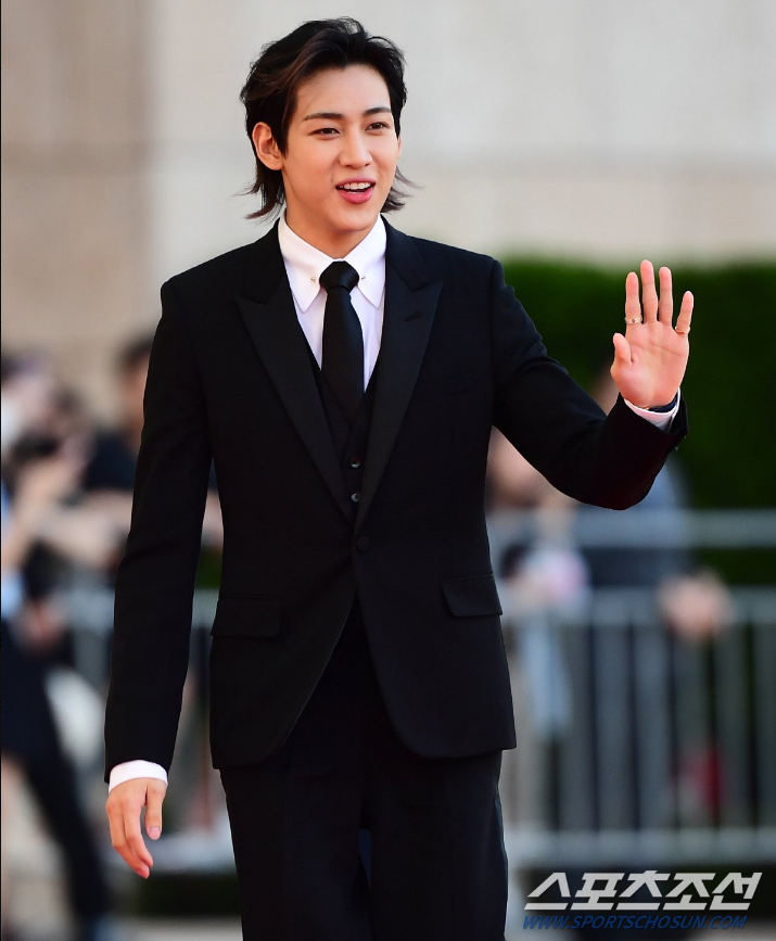 AboutMusicYT's tweet photo. GOT7's BamBam at the red carpet of the 2nd Blue Dragon Series Awards today. https://t.co/DK8ULw4W4G