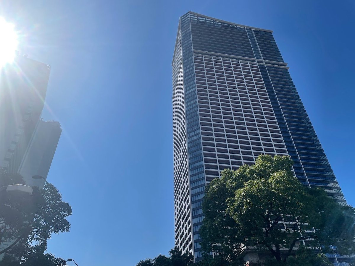 bukkenkengaku's tweet image. 三井不動産の高級タワーマンションの46階に誰でも入れる方法があるって知っていましたか？

みなとみらいの景色をタワマン住民のような気分で楽しめます🪟

一億円を超えるマンションに住む富裕層が見ている絶景を僕たちが楽しむ方法は、「みなとみらい線 馬車道駅」を降りたら、