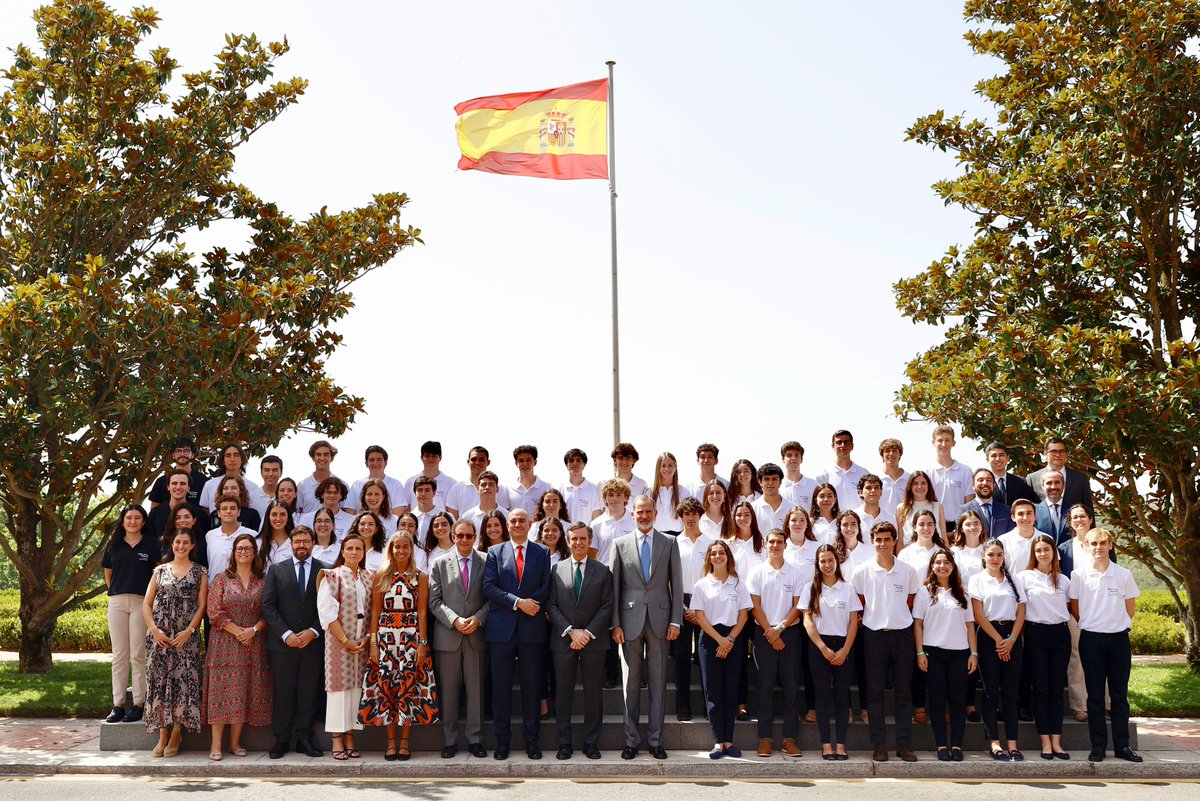 CasaReal's tweet photo. El Rey recibe en audiencia a los participantes en la XVIII edición del programa “Becas Europa” de la Universidad Francisco de Vitoria, que selecciona a los 50 mejores alumnos preuniversitarios de España para premiar y estimular su talento.

➡️https://t.co/PWlRO8UJBG https://t.co/K1cw2DRIF8