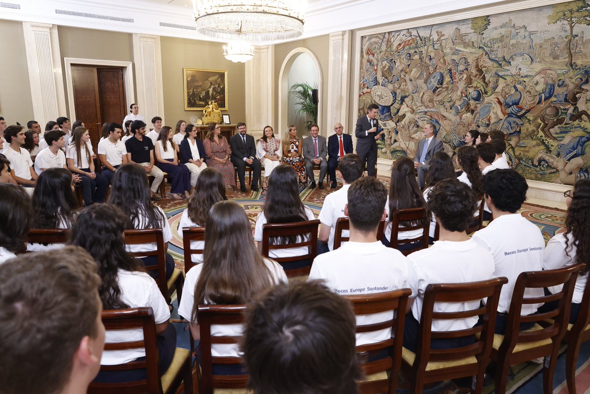 CasaReal's tweet photo. El Rey recibe en audiencia a los participantes en la XVIII edición del programa “Becas Europa” de la Universidad Francisco de Vitoria, que selecciona a los 50 mejores alumnos preuniversitarios de España para premiar y estimular su talento.

➡️https://t.co/PWlRO8UJBG https://t.co/K1cw2DRIF8