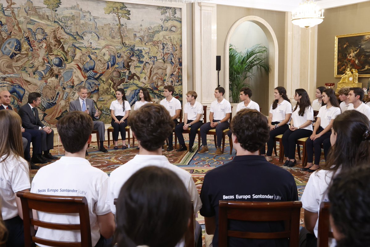 CasaReal's tweet photo. El Rey recibe en audiencia a los participantes en la XVIII edición del programa “Becas Europa” de la Universidad Francisco de Vitoria, que selecciona a los 50 mejores alumnos preuniversitarios de España para premiar y estimular su talento.

➡️https://t.co/PWlRO8UJBG https://t.co/K1cw2DRIF8
