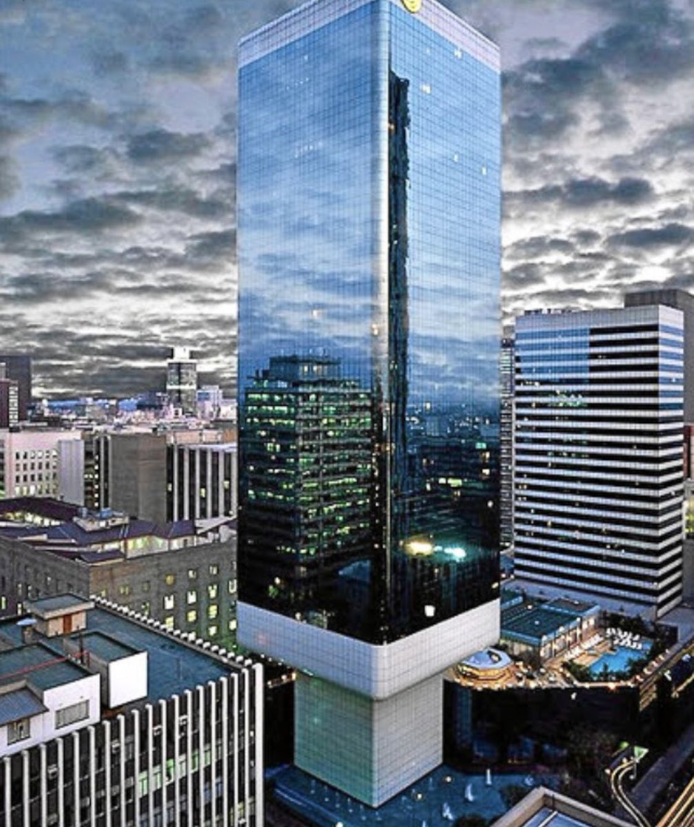 Dilukeni's tweet photo. This was once Joburg CBD in 1994. You can’t build a luxurious space surrounded by poor black people without land and expect such a space to last. Crime, Land grabbing and urban overcrowding will eventually mess with your “peace”.  Without Land, there can be no peace. https://t.co/ksT6lcpUUV