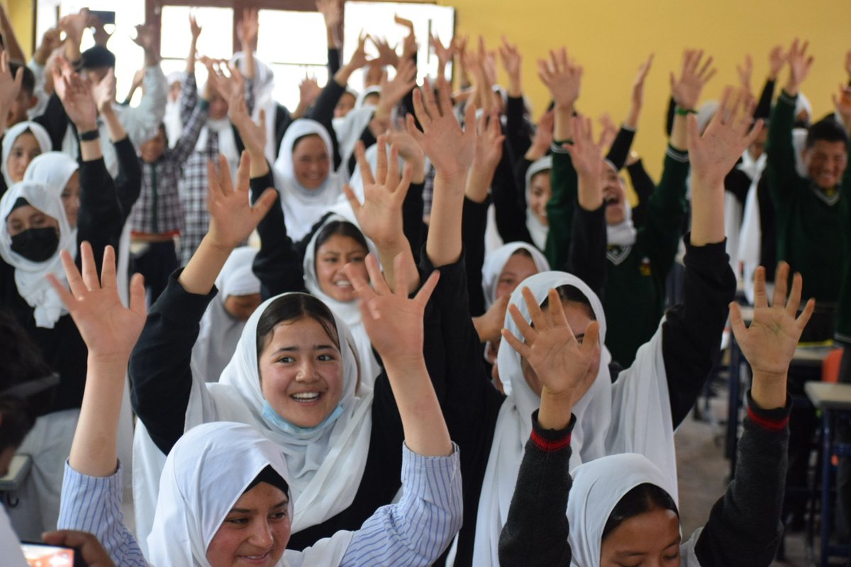 In a session on wildlife photography &amp; conservation, famous wildlife &amp; photographer from Ladakh, Morup Namgail, thrilled children in Turtuk with photos of Snow Leopards &amp; amazing Indian wildlife.

(1/2)