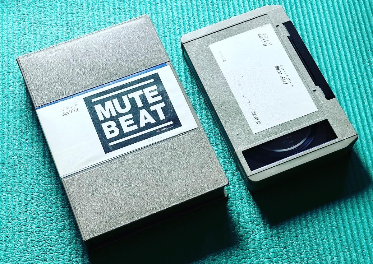 shizuo_ishii's tweet photo. Mute Beat『Still Echo』をデジタル・リマスターしてアナログで発売するので、唯一のPVを探し出した!
もはや知らない人が多いがUマチック(U-matic)。
このPVは、わざとビデオ時代到来に逆らって、雰囲気のあるフィルム(スーパーエイト)で撮影したもの。
#mutebeat
#stillecho
#umatic
#video https://t.co/XqosXW8Wj7