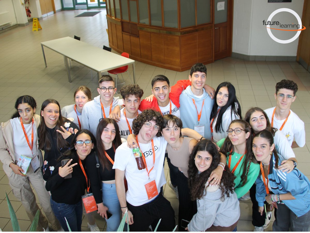 Our #YoungLearner #STEAM Athlone students got their investigative gloves on in their #ScienceClass as part of their #CSIWorkshop. 🧪🧫🧬🩸
