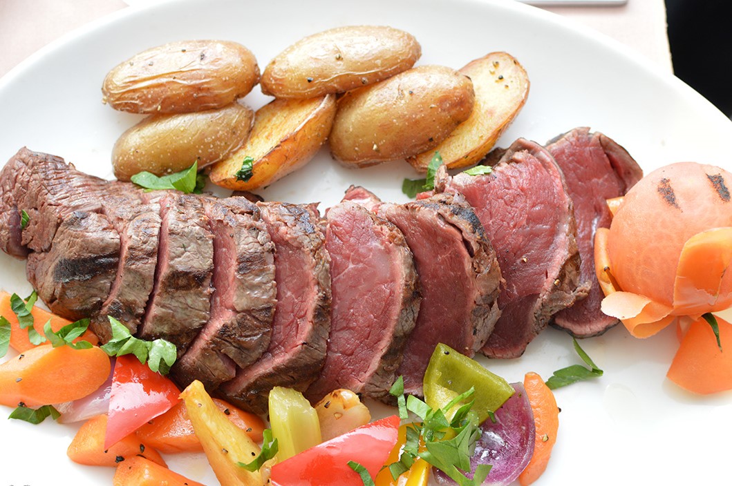 Porterhouse_Win's tweet photo. #hellowinchester #IndieWinch #steakdinner #winchester.magazine   More than a Steak. A sharing experience. Chateaubriand. https://t.co/9AoU73wnvf