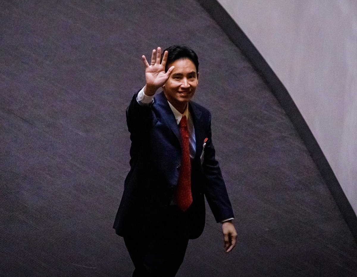 MVPT888's tweet photo. การเลือกตั้งที่คนรุ่นใหม่หรือแม้กระทั่งคนเฒ่าคนแก่ที่เค้าอยากให้มีการเปลี่ยนแปลง เลือกคนเลือกพรรคเลือกแนวทางการทำงานของพวกเค้าบางคนกลับบ้านต่างจังหวัดเพื่อไปเลือกตั้งบางคนเลือกตั้งล่วงหน้าเพื่อที่จะใช้สิทธิใช้เสียง วันนี้ทำให้14ล้านเสียงของพวกเราดูเหมือนไม่มีค่าเลย #โหวตนายกรอบ2 https://t.co/j7EPth5pDF