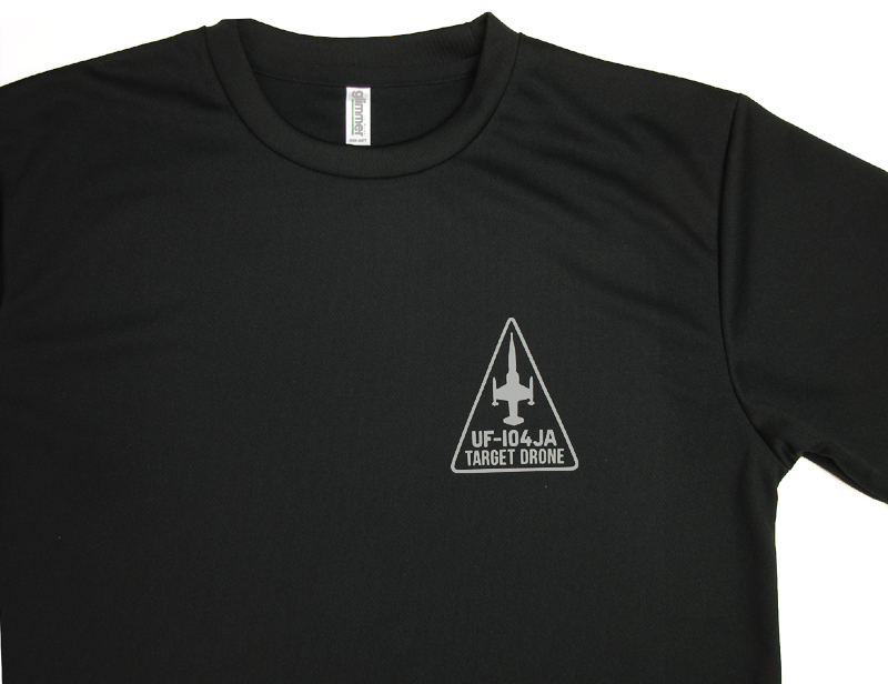 nhouse_jp's tweet photo. UF-104JAをイメージした「無人標的機」筆文字Tシャツをネットショップにて販売中です。

背面には書道家作の筆文字と機体のイラストと照準、左胸には機体シルエット���りのロゴがプリントされています。

価格は税・送料込みで3,400円、サイズはS~3L、生地素材はドライ/綿がお選びいただけます。 https://t.co/iyCODBqA4Y