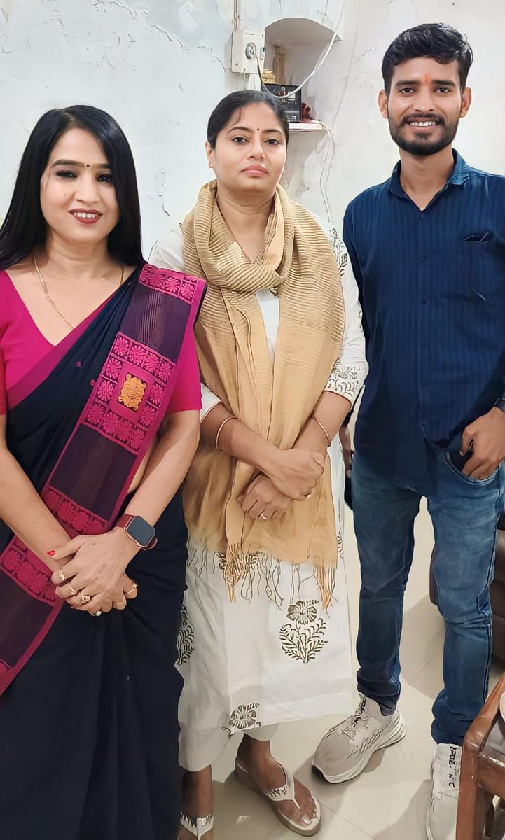 YadavSandhy's tweet photo. आज लखनऊ लालबाग में अपना दल कमेरावादी के राष्ट्रीय अध्यक्ष माता कृष्णा पटेल जी व उत्तर प्रदेश के लोकप्रिय विधायक डॉ पल्लवी पटेल जी से मुलाकात हुई साथ मे छोटा भाई Raj Tripathi जी https://t.co/R4Mue9brM3