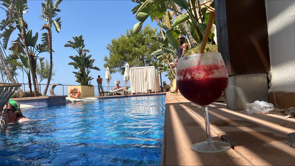 cheers <a href="/bbctms/">Test Match Special</a>, listening in the pool in Santa Ponsa, Majorca 🥂 perfick 😎