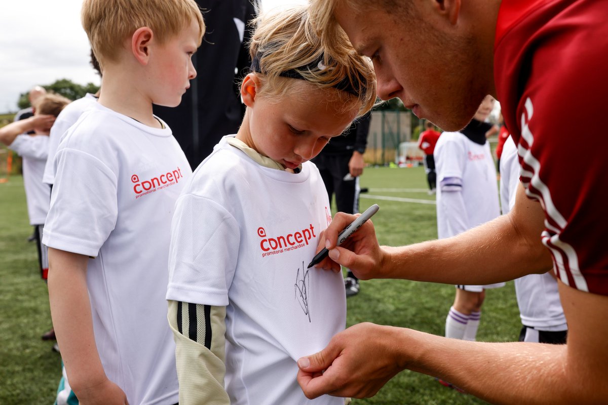 AFCCT's tweet photo. π Week Two of #AFCCTSummerCoaching is underway at Cormack Park!
π€ We would like to say a huge thank you to Kelle Roos, Ester Sokler and Connor Barron who came along yesterday.
π΄βͺοΈ The Trio took part in a Q&A and signed T-shirts! https://t.co/EYO1MdlQcb