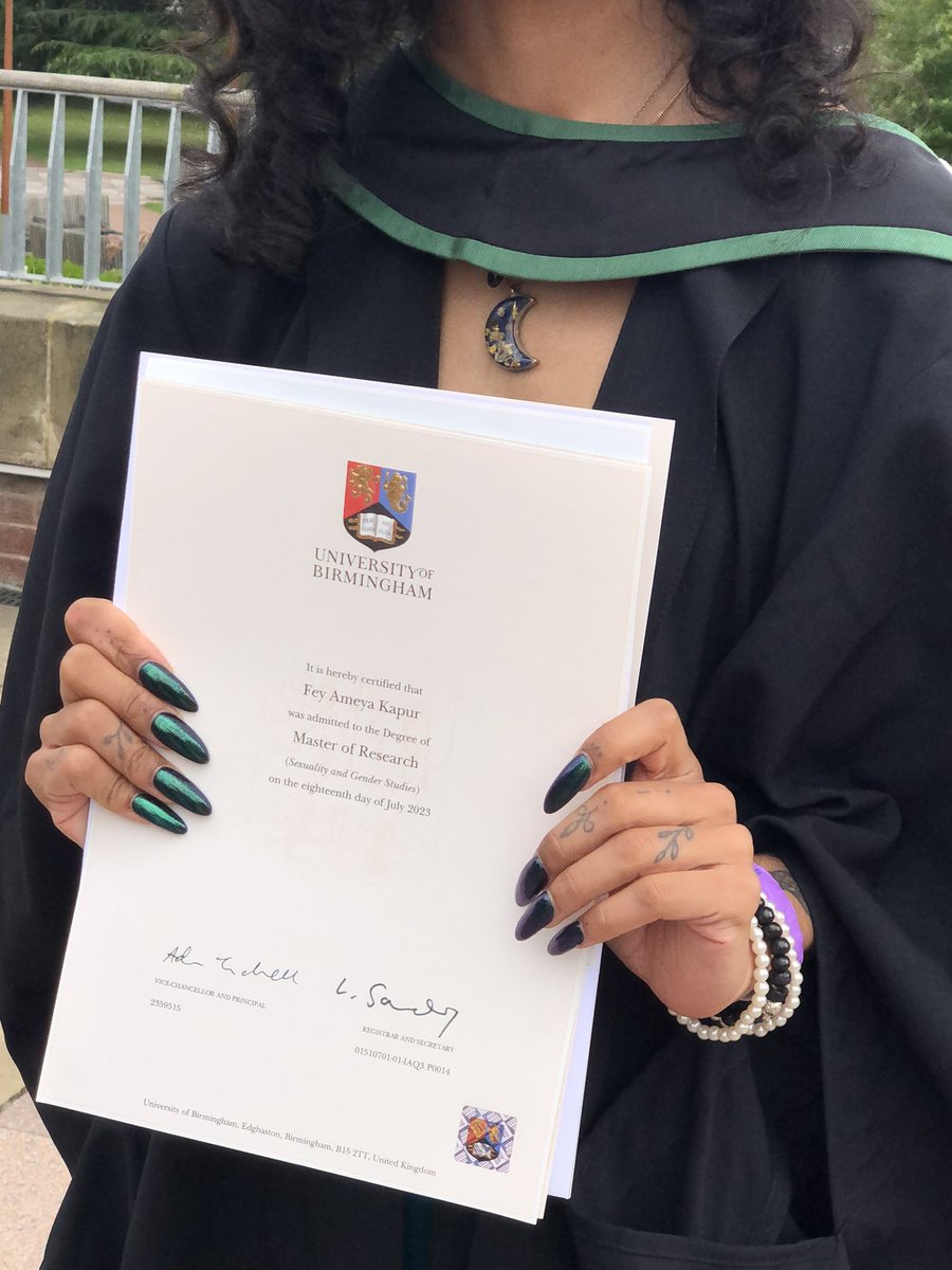 forestfeyry's tweet photo. oh baby you should see me in a masters gown https://t.co/IiQm16SOeS
