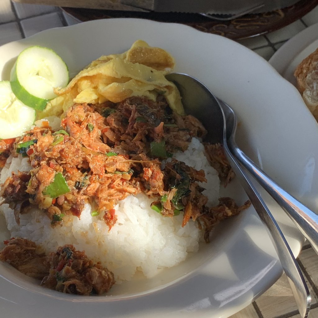 closetowhy's tweet photo. Pesona Kuliner Muharram kali ini hadir bersama Toko Roti dan Kopi CENGLI 🤤🍞✨ pertama kali mam nasi cakalang fufu pedes gurih disumet mbledos💥 ditutup dengan roti dingin n roti kaya (smoga ak kaya bnrn) kenyang pol sampe lebaran taun depan 😇🙏🏻✨ https://t.co/2tEEF7fqC5