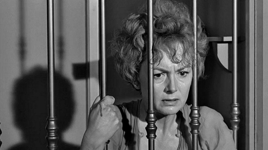 bitter69uk's tweet photo. 2/ Watch genteel Olivia de Havilland (the titular “lady in a cage”) be tormented by a gang of juvenile delinquents (led by James Caan). As the leading herself cautions: “Do not see it alone!” We’ll suffer through it together – over Fontaine’s famous cocktails!  #exploitationmovie https://t.co/vELp4wteLg