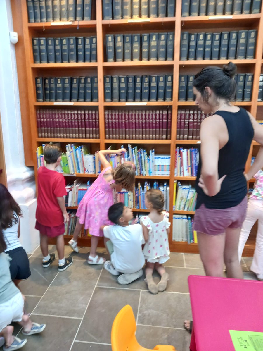 Hoy nos lo hemos pasado de maravilla en La hora del cuento jugando con las palabras.

Recordamos que los días 2, 16 y 30 de agosto habrá cuentacuentos a las 11:00 h en la biblioteca.
¡Se requiere inscripción!

#bibliotecaarturogazul
#bibliotecadellerena
#lahoradelcuento