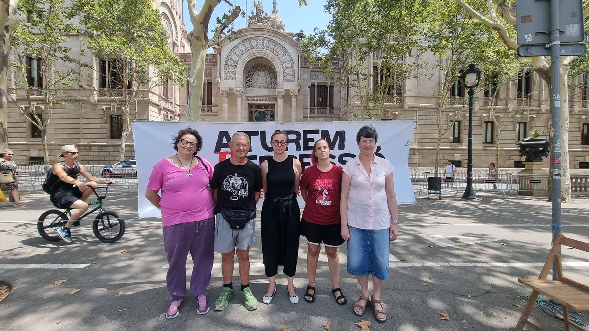 ConsellRep's tweet photo. Parlaments de suport pels tres repressaliats que són jutjats avui al TSJC per les protestes postsentència amb @TeresaVallverd1 representant el Consell i amb representants de l'@assemblea, @omnium, @antirepreBCN, @AlertaSolidaria i @XAFD_Cat 
#PreparemNos https://t.co/Qdx6bHEl1M