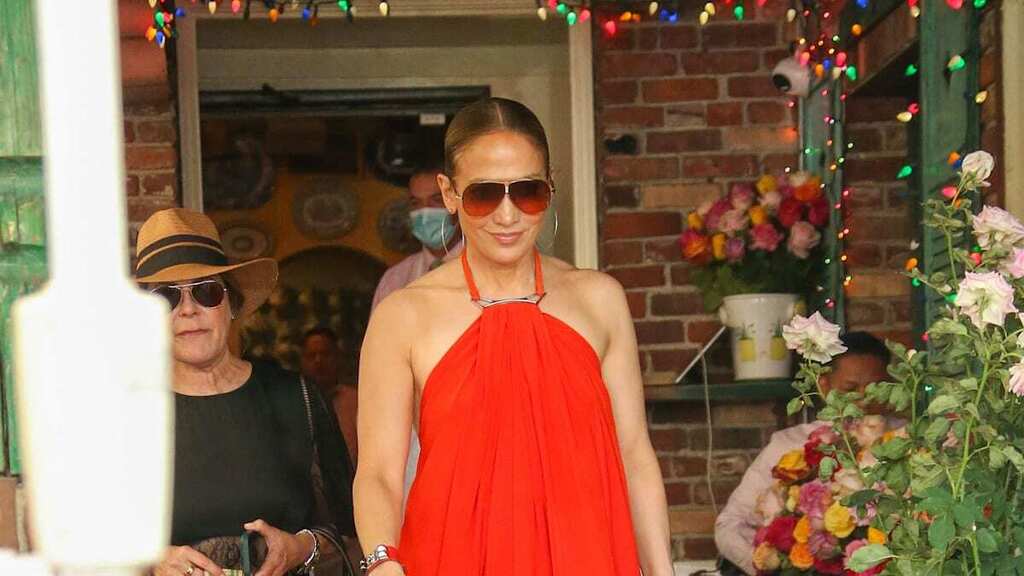 Jennifer Lopez turns heads in LA as she dons stunning red halterneck maxi dress  #fashion #jandphats #news #trends https://t.co/G17fBfCuLW