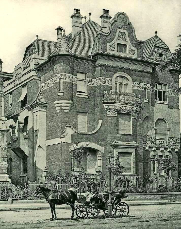 Picture from c. 1910 showing an Art Nouveau house in Budapest from 1903 by Hungarian architect Imre Benes.
