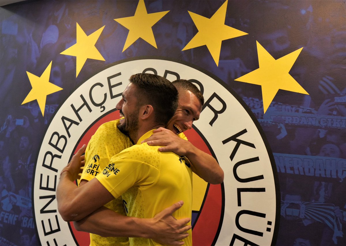 TISKPodcast's tweet photo. Edin Dzeko &amp; Dusan Tadic! 💪🤗 https://t.co/xnXDmycBYO