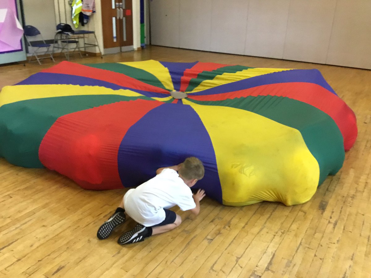 Year 1/2 had such fun with the parachute this morning. Lots of smiles and laughing! #KickStart