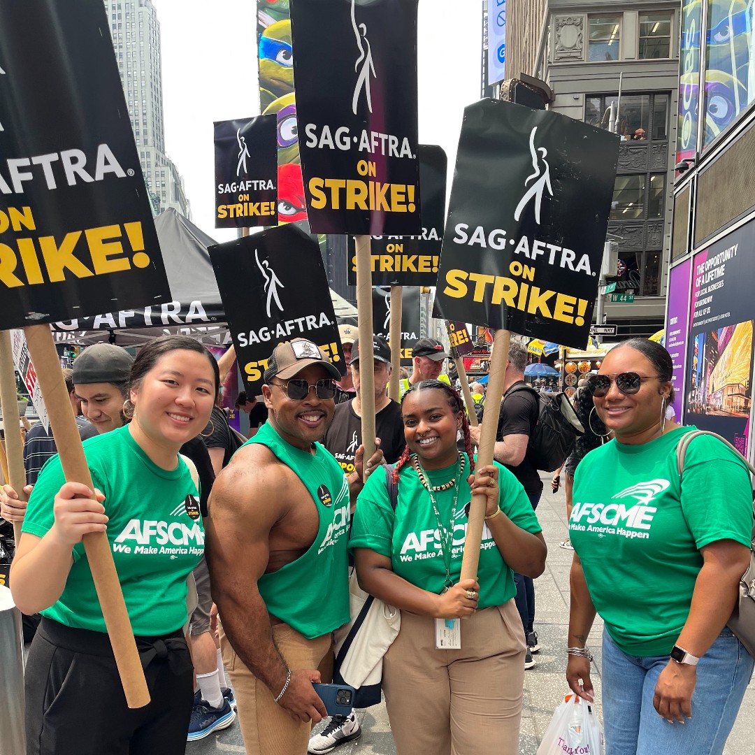 sagaftra's tweet photo. Okay NY #sagaftramembers... Let's go. 

We're back on the #SAGAFTRAstrike picket lines, and we'll keep going back, until we get our fair contract. 

See you there. #SAGAFTRAstrong

🪧 Picket details and more at https://t.co/EE6qPXDi3T https://t.co/gprZgBjT3Z