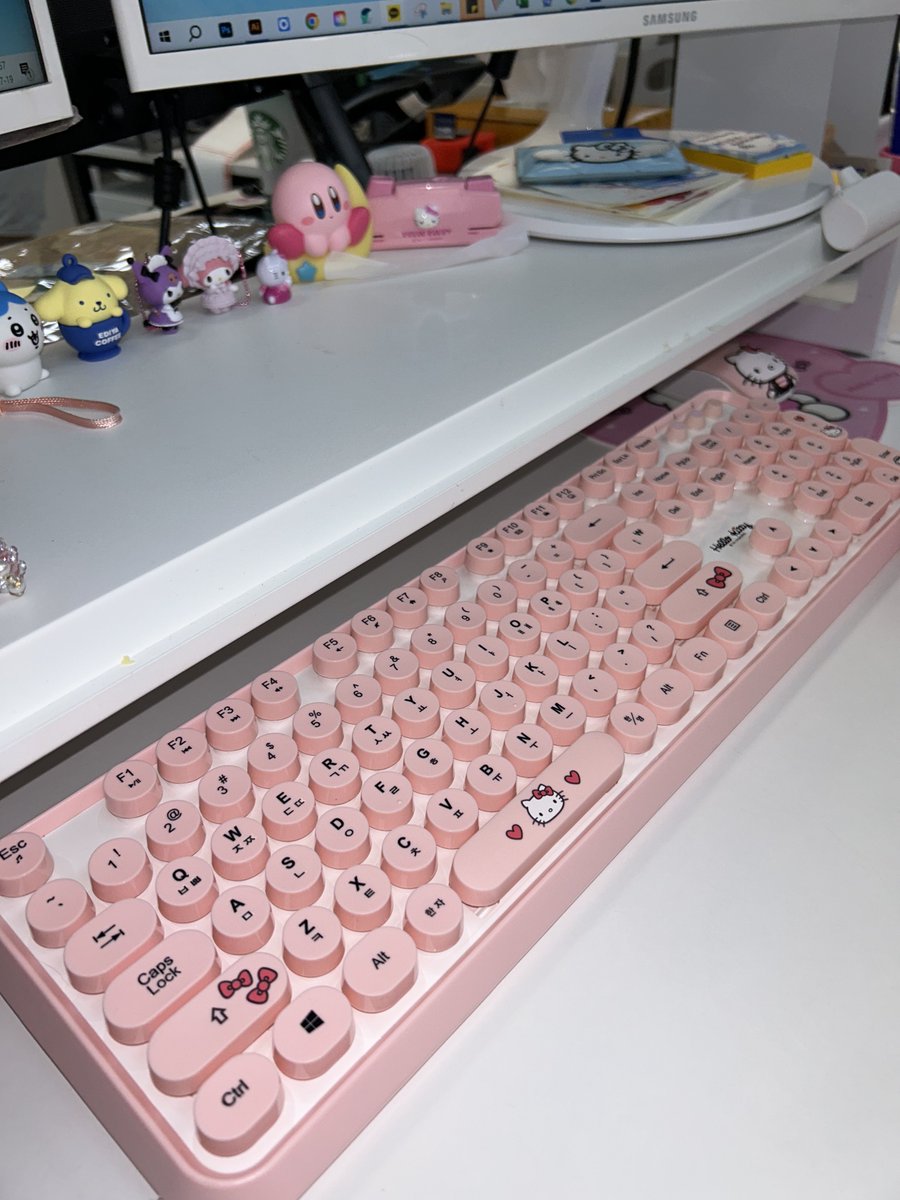 원래도 키티 키보드 썼었는데 전직장 퇴사하면서 엄마 드렸거든 근데 엄마가 넘 좋다고 계속 쓰신대서 이번에 이직하면서 다시 새로 삼ㅎㅎ 이 키티 키보드 넘 쭈아 키감도 좋고 소리도 부드럽고! 일단 그녕 이뿌잖아용