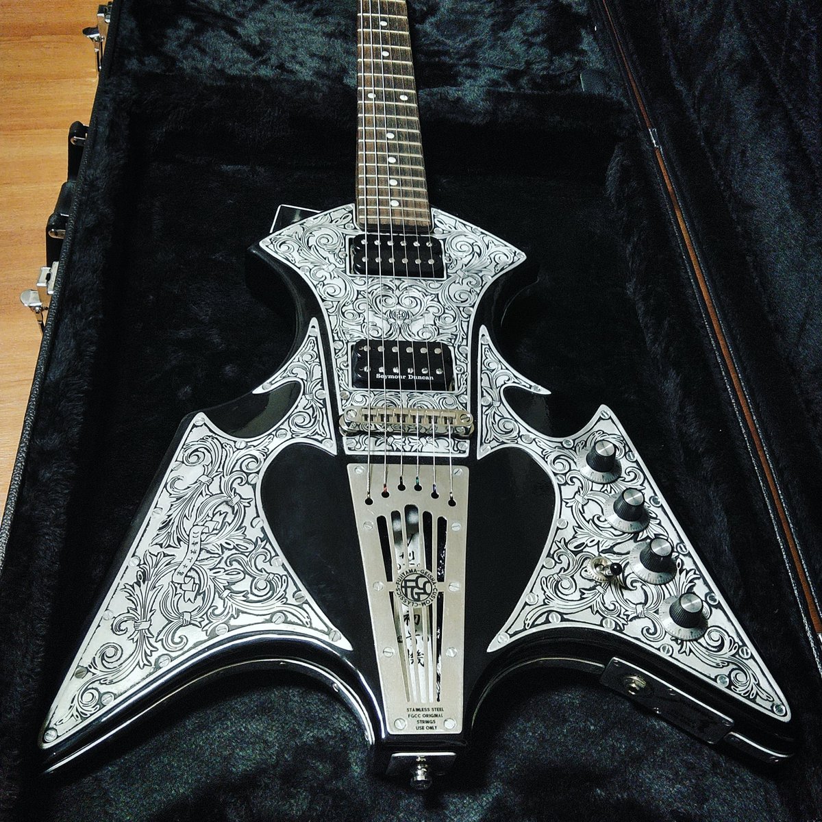 WildGuitarman's tweet photo. ついに軽量化に成功‼️
4.5k→3.8k 👍
Light weight modified finished!!
#fgcc #fujiyamageishacustomclassics #custommade #duralumin #engraved #metaltop #electricguitar #saymourduncanpickups #V型銀翼 https://t.co/aTWLSA3XRH