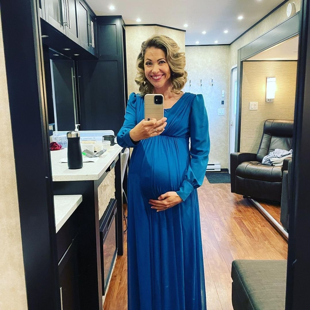 @HuttonPascale you are so cute here portraying Rosemary with that sweet baby bump! 👶 🥰
We #Hearties can't wait to take the journey with Rosemary to motherhood! ♥️
#WCTH #allinforseason10