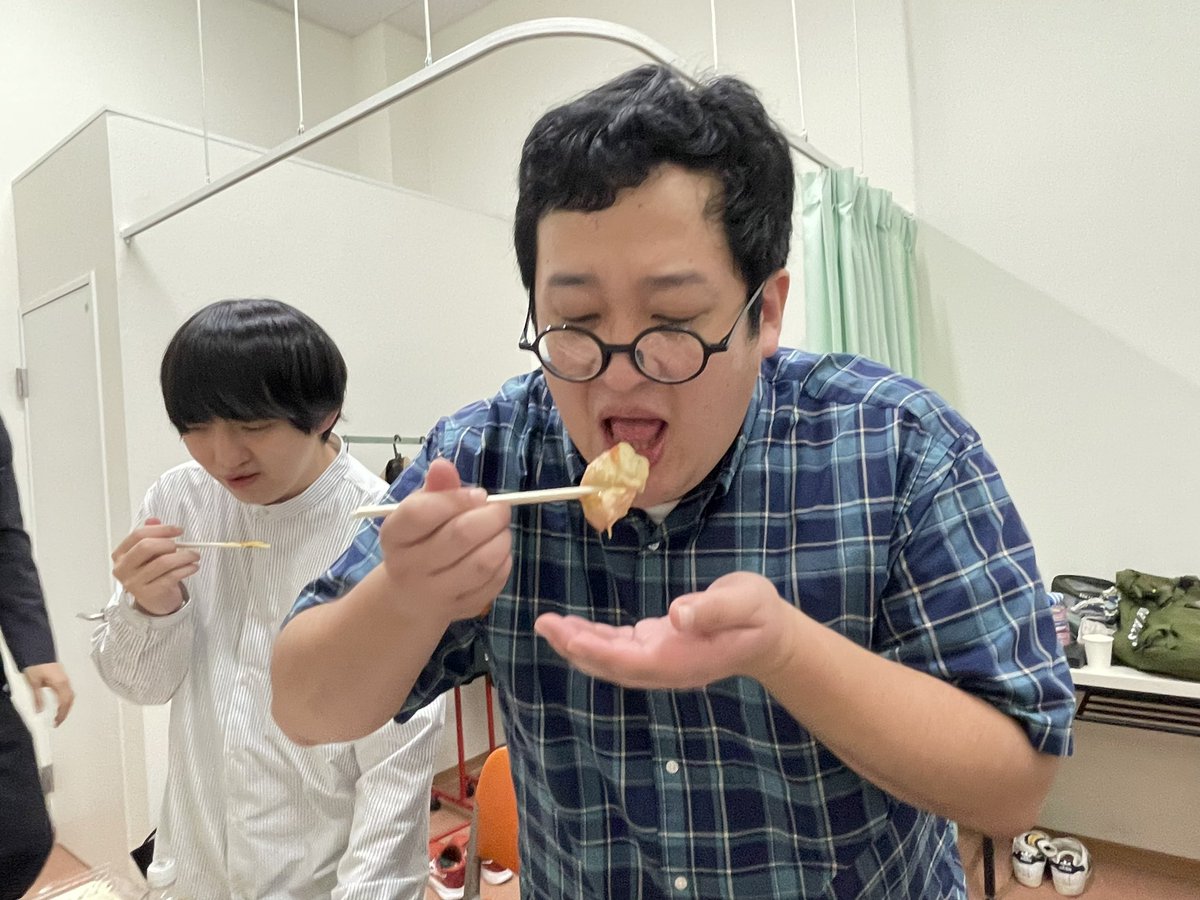 kpro20040519's tweet image. #ケープロ大阪
たこやきを食べる皆さんです🎵
#パーパー ディスコさん
#春とヒコーキ ぐんぴぃさん
#サツマカワRPG さん