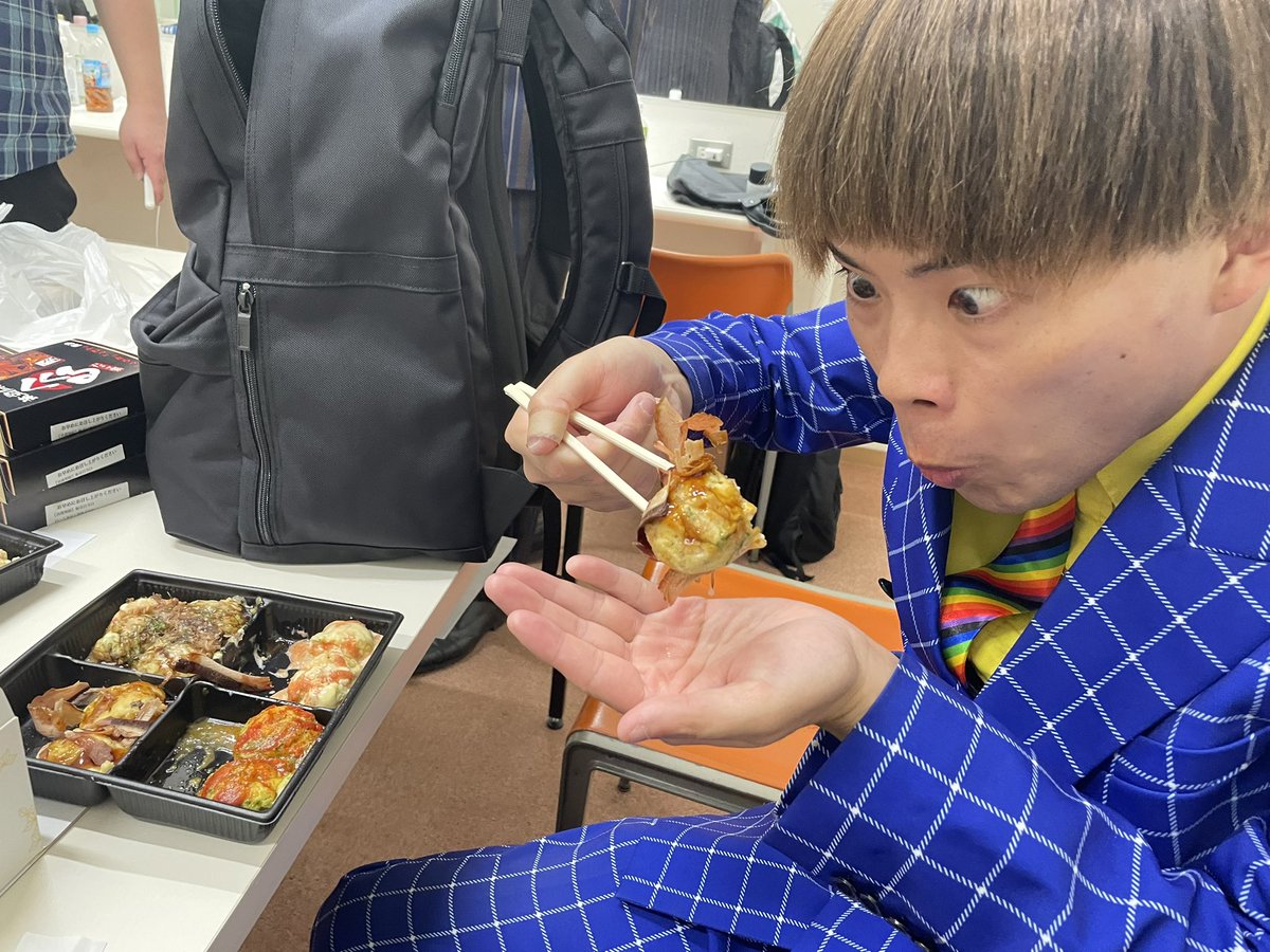 kpro20040519's tweet image. #ケープロ大阪
たこやきを食べる皆さんです🎵
#パーパー ディスコさん
#春とヒコーキ ぐんぴぃさん
#サツマカワRPG さん
