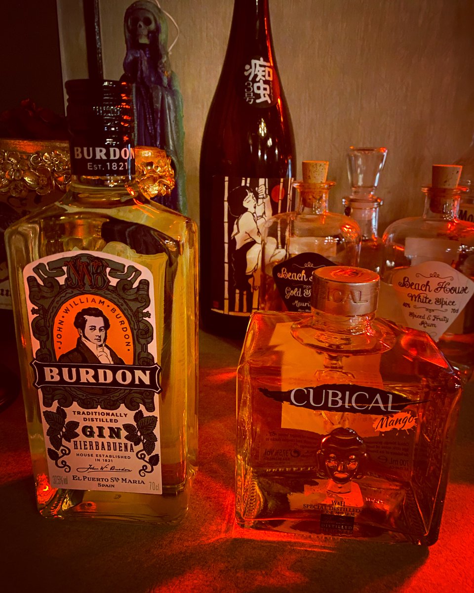barsicks666's tweet photo. OPEN☆
再入荷のジンはBURDONのミントジンとCUBICALのマンゴージン。
夏に向けてスッキリと飲みやすい2本を入れました☆
#富田林 #バー #ジン #アブサン #アンダーグラウンド #ライブバー #読書バー #夜カフェ #bar #gin #absinthe #underground #livebar #burdon #cubical https://t.co/wOqtBVtf99