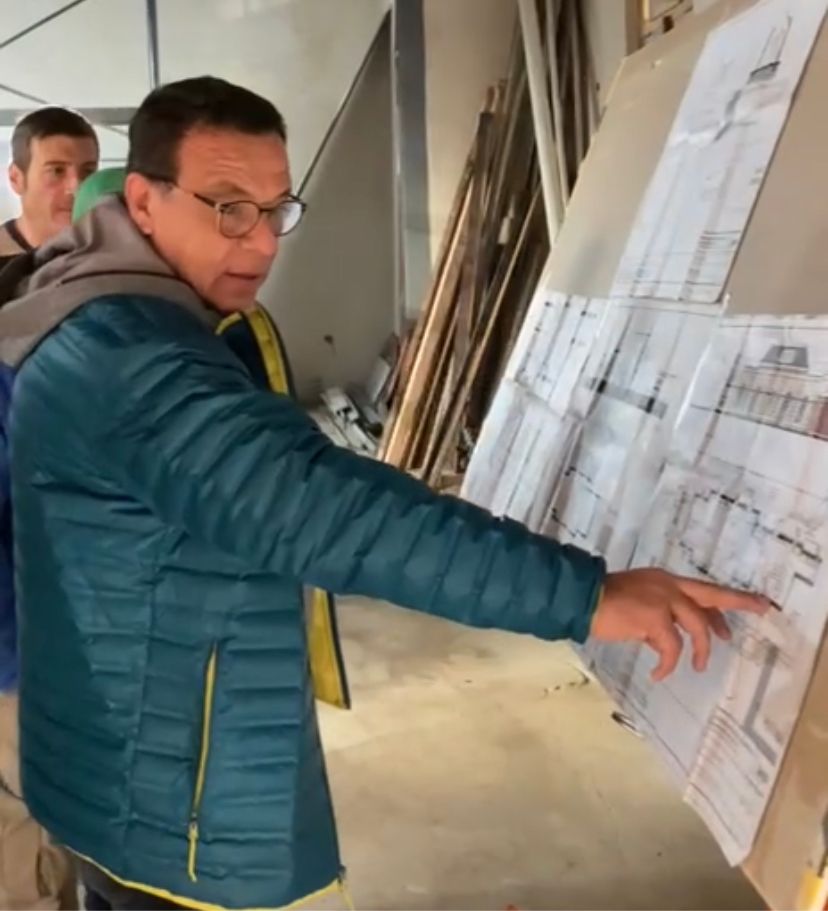 CaffaroOsvaldoR's tweet photo. Recorrí la etapa final de la obra de recuperación de la antigua estación del F.C. Urquiza, patrimonio histórico de la ciudad, y futura Casa de la Juventud.
Nuestros jóvenes dispondrán de un nuevo espacio público para la cultura y recreación.
En #Zárate 
#ElCambioContinúa. https://t.co/IHQXzKyoUP