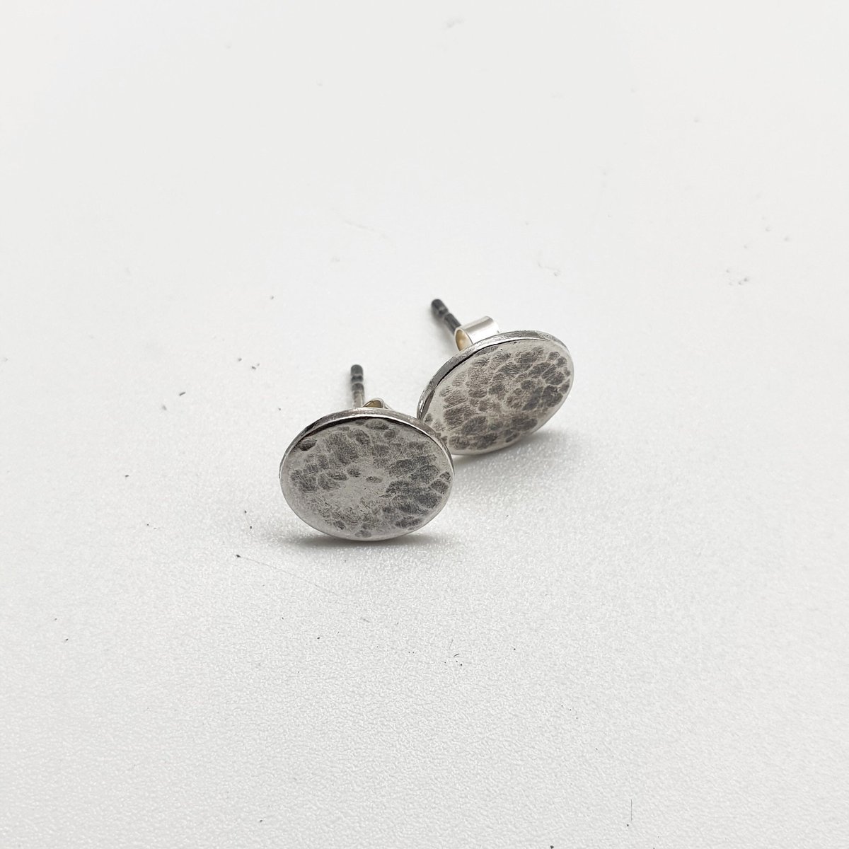 MaisyPlum2's tweet photo. Textured Silver Disc Stud Earrings https://t.co/qfNji40XQI #Etsy #UKCraftersHour #MHHSBD #ShopIndie #MaisyPlum #SimpleStuds https://t.co/feQGXy4Czy