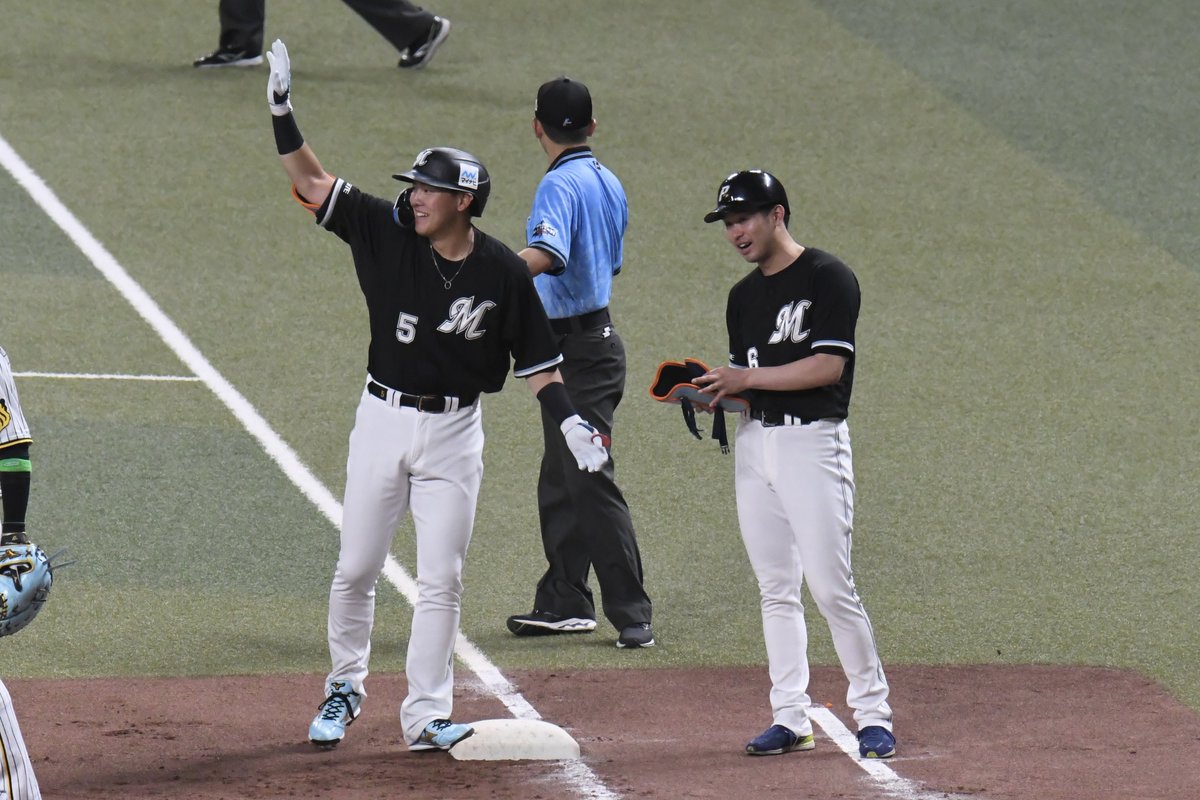 harubbfm's tweet photo. ヒット打った安田くんと種市1塁コーチャーw

2023/07/19 ナゴヤドーム
#安田尚憲 #種市篤暉 https://t.co/5TBnoq8wfy