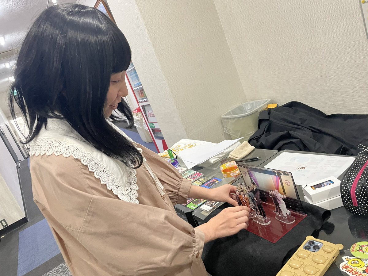 kpro20040519's tweet image. #ケープロ大阪
#パーパー あいなぷぅさんが、
ナルゲキ4大エースのアクスタをみて、
配置を変えてる様子👀
大きさのバランスを見ているのだとか😆