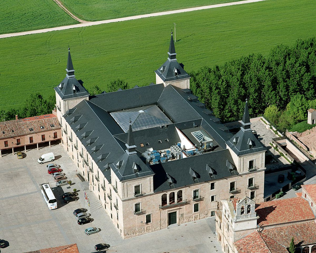 El Palacio del Duque de Lerma en esta localidad de #Burgos es testamento del poder político que este noble acumuló a principios del s. XVII, cambiando la fisonomía del lugar y construyendo un edificio herreriano, sobrio y sereno que funcionó como cuartel, prisión y hoy es parador