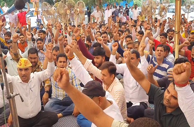 HaryanaKesari's tweet photo. 15 दिनों से हड़ताल पर बैठे क्लर्क एसोसिएशन ने स्पष्ट कर दिया है कि जब तक उनकी मांगों को पूरा नहीं किया जाएगा तब तक भूख हड़ताल पर रहेंगे। यही नहीं, क्लर्क एसोसिएशन सरकार से बातचीत के लिए तैयार है लेकिन सरकार की तरफ से कोई भी न्योता नहीं मिला है। यह कहना है क्लर्क एसोसिएशन के राज्य प्रधान विक्रांत कुमार का, साथ ही उन्होंने यह भी कहा है कि बाढ़ प्रभावित क्षेत्रों में क्लर्क लोगों की सहायता कर रहे हैं। ऐसे में उनकी 35 साल पुरानी मांग है जो सरकार जल्द पूरी करे।

#haryana #HaryanaGovernment #rohtak #HaryanaNews
