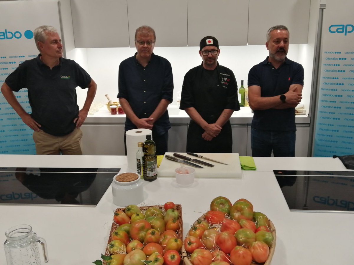 ranguita's tweet photo. "El tomate es el rey de las ensaladas", #FAlemany #palafols. La #JornadaGastronomicaCapraboProximidad pone en valor el #tomate, en el inicio de la temporada. Con #AjPalafols, #AjBlanes, @AjMalgratdeMar @diba, #AjTordera, #AjSantaSusanna. @caprabo #caprabo #produccionproximidad https://t.co/y6BmDnXrj1