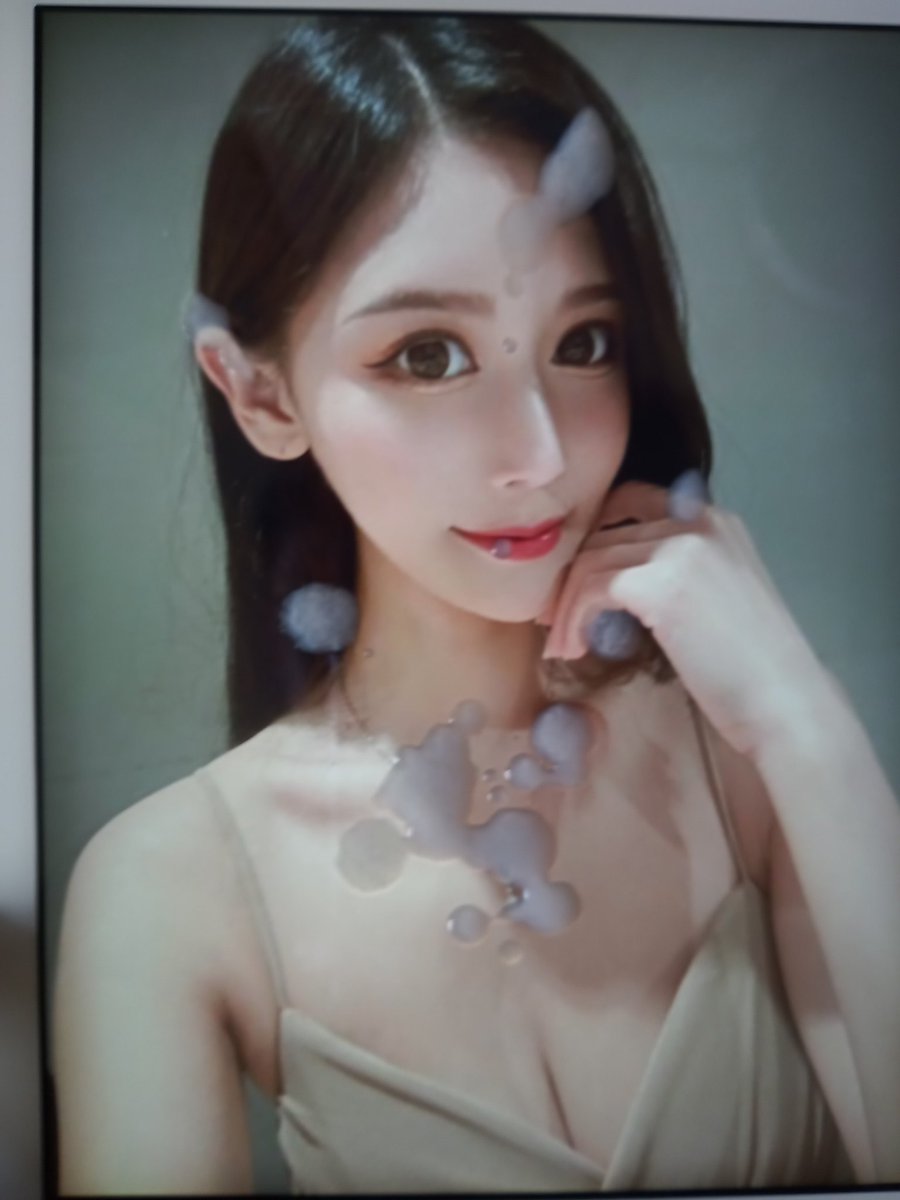 marsh_12a's tweet photo. 騷貨人妻盯著還不夠，還要露奶子給我看，忍不住就射了🥵
#射屏 #意淫 #射屏合照 #射屏返圖 #合照 #肉棒 https://t.co/AgDT2FJsfd